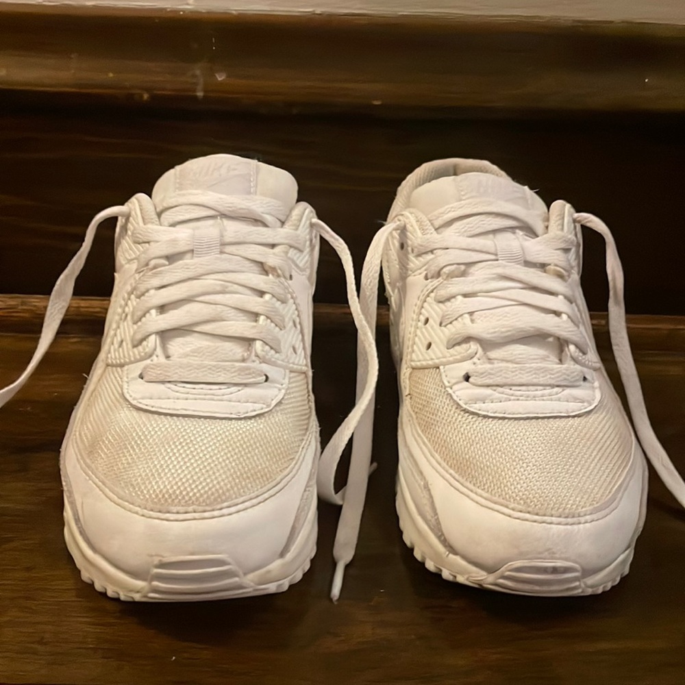 white nike air maxes